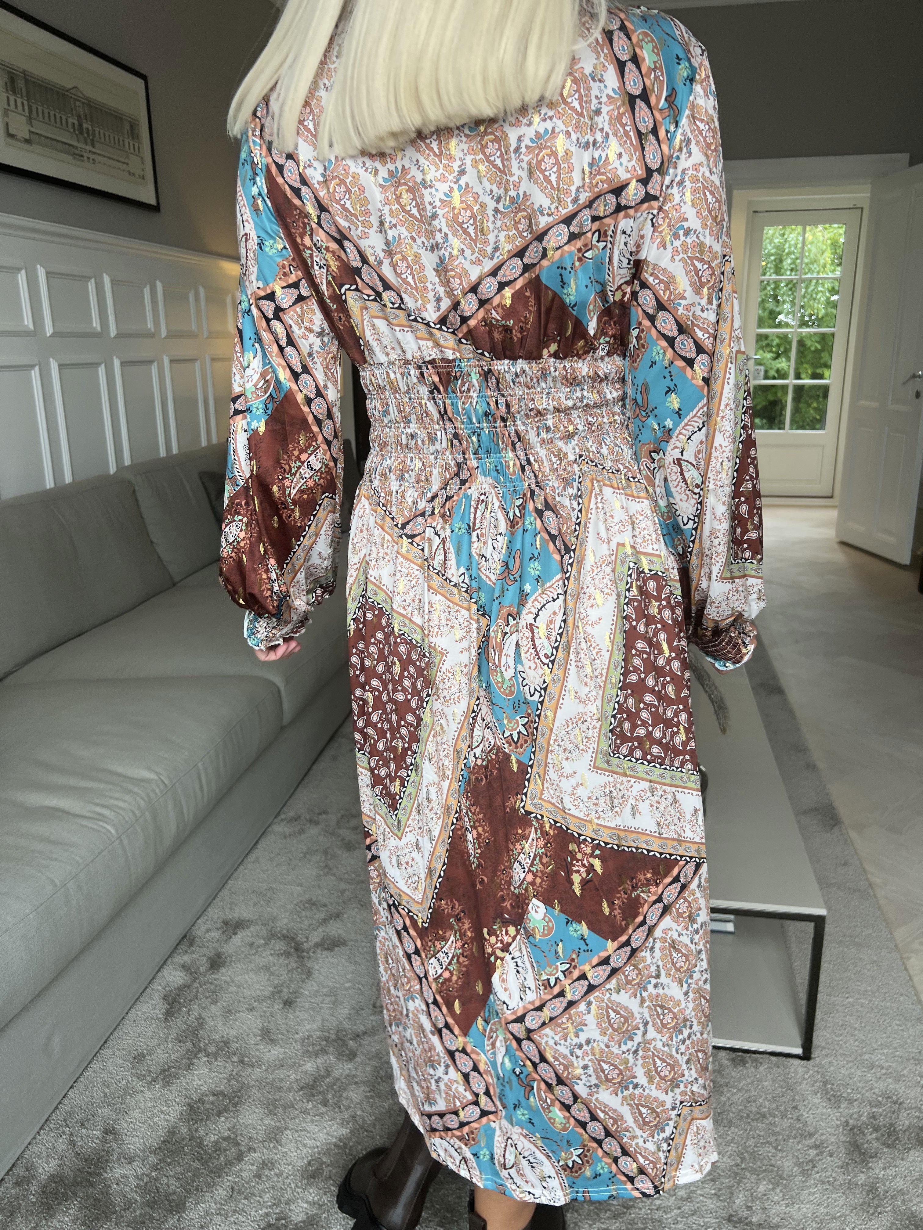 Pams Paisley Midi L/S - Elastisk klänning i skrynkelfritt tyg med långa ärmar